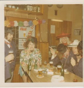 Zittend achteraan de bar: Corry Hoogstad, de vrouw van Bertus, een vaste medewerkster van cafetaria De IJshoek aan de Hoogstraat.